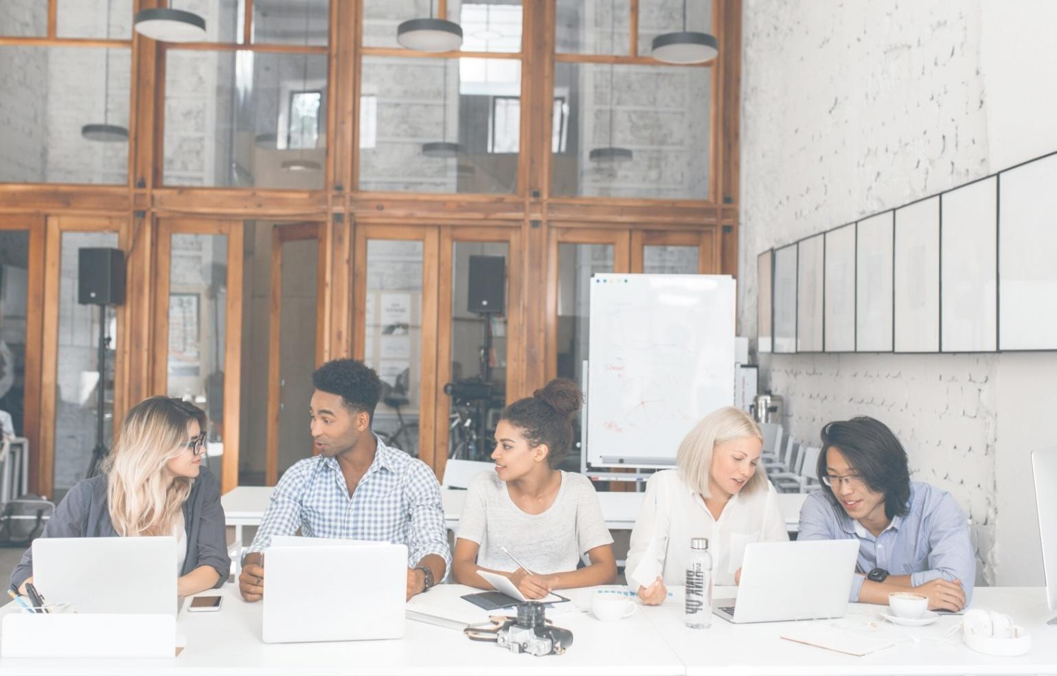 Bureau de consultation financière yenasalioavale à Paris avec espace d'analyse comportementale